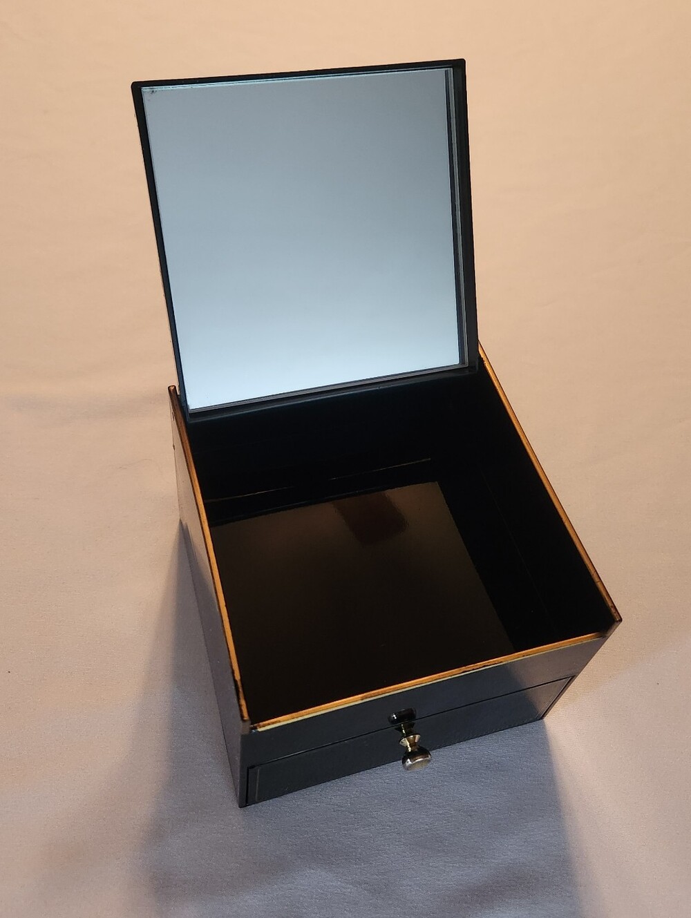 Japanese Black Lacquered Jewelry Box With Iris Detail - Picture 2 of 16